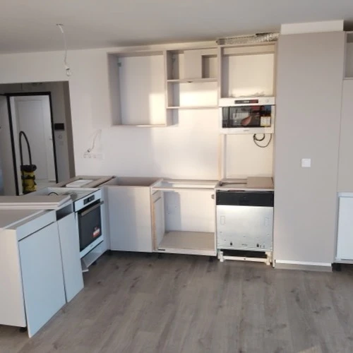 Készülőben lévő konyhabútor